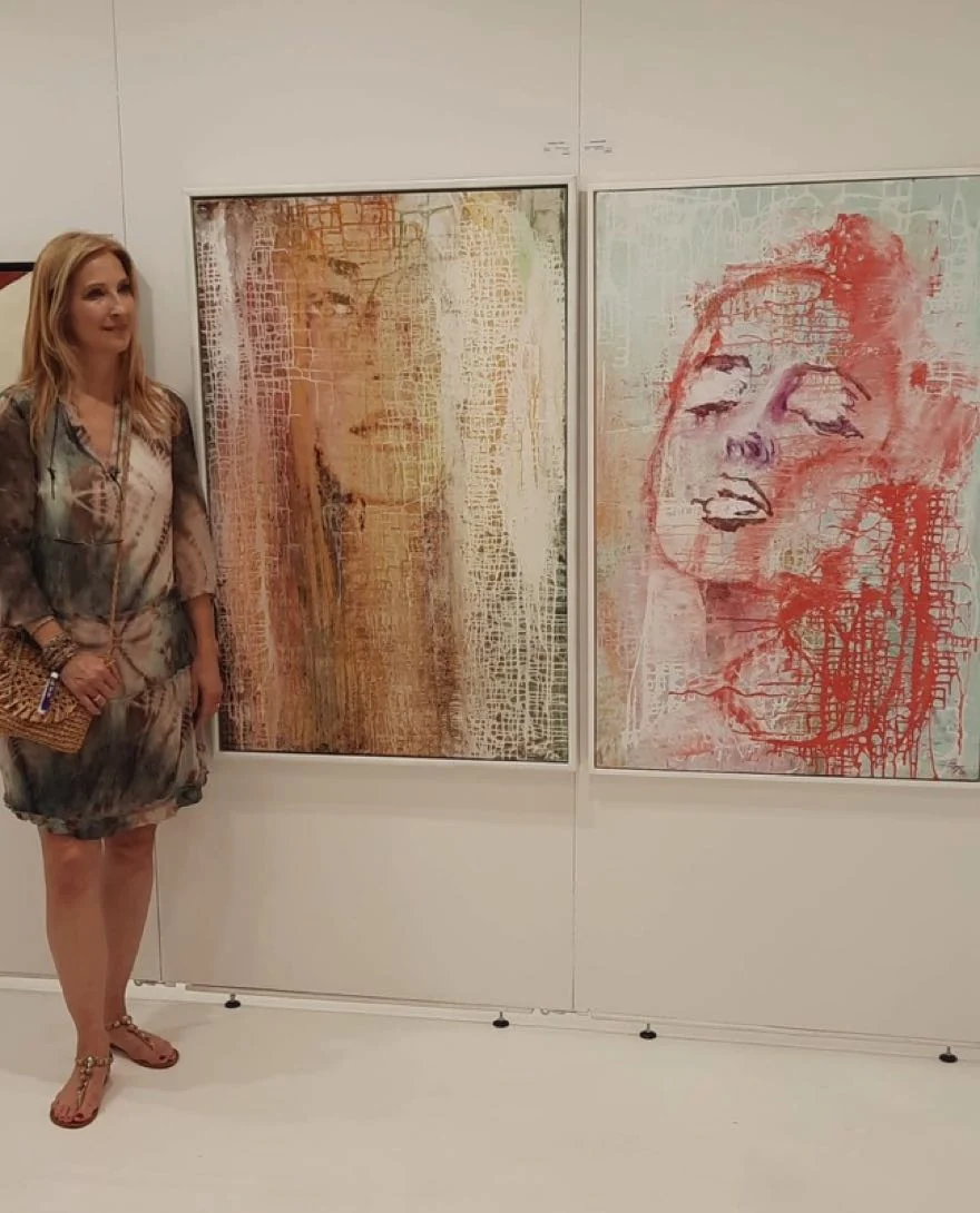 Barbara Eder vor ihren Gemälden auf der ARTMUC 2024